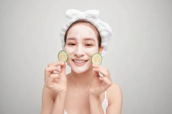 Mujer Joven Con Máscara Facial Arcilla Sosteniendo Rodajas Pepino Aisladas —  Fotos de Stock