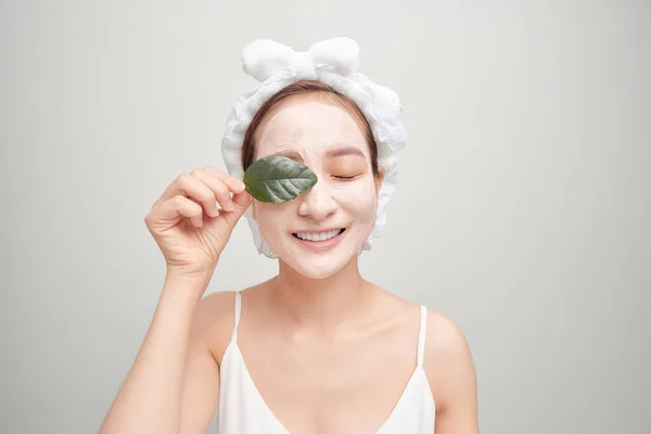 Mujer Asiática Toalla Aplicando Mascarilla Arcilla Facial Blanca Sosteniendo Una —  Fotos de Stock
