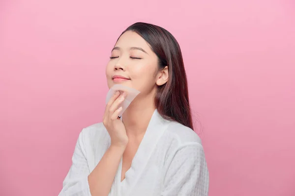 Cara Cuidados Com Pele Mulher Sorridente Usando Óleo Facial Blotting — Fotografia de Stock