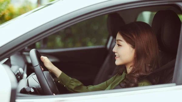 Frau Fährt Auto Und Lächelt — Stockfoto