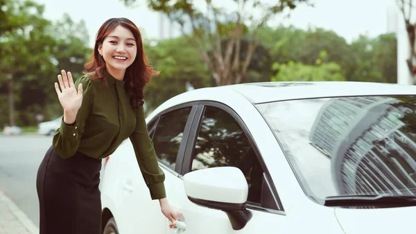 Chica Entrando Coche Fuera Concepto Carretera Estilo Vida Urbano Sonriendo —  Fotos de Stock