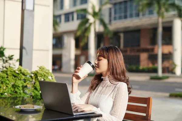 Aziatisch Zakenvrouw Werken Laptop Terwijl Zitten Coffeeshop Ontspannen Een Stad — Stockfoto