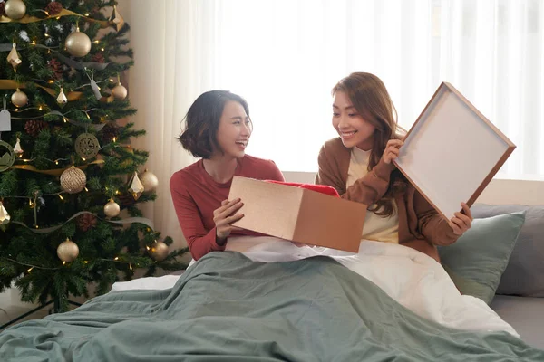 Duas Irmãs Bonitas Comemorando Natal Juntas Sentadas Perto Árvore Ano — Fotografia de Stock