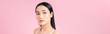 Pembe arka planda mükemmel bir teni olan genç Asyalı kadın portresi. Doğal kozmetik ve cilt bakımı kavramı.