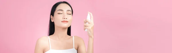 メイクアジアの女性はきれいな肌化粧水をスプレー — ストック写真