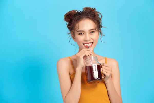 亚洲女人用吸管喝碳酸饮料 — 图库照片