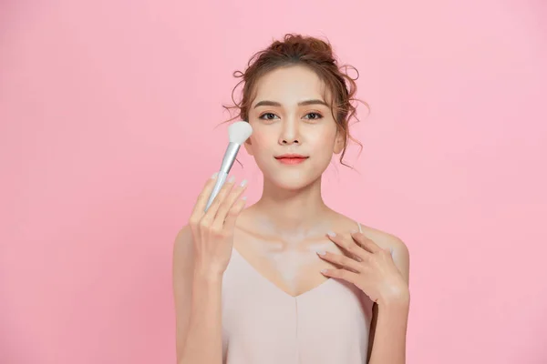Hermosa Joven Hermosa Mujer Asiática Aplicando Maquillaje Aislado Sobre Fondo — Foto de Stock