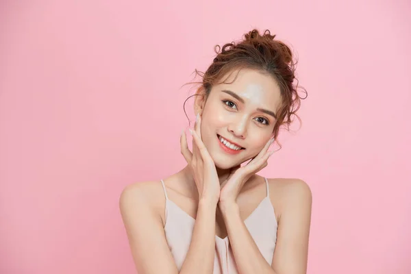 Retrato Jovem Bonito Mulher Asiática Sorrindo Sobre Fundo Rosa — Fotografia de Stock