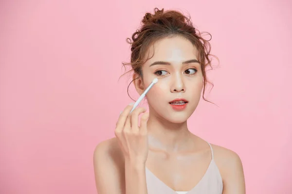 Hermosa Chica Con Cepillo Polvo Cosmético Para Maquillaje Maquillaje — Foto de Stock