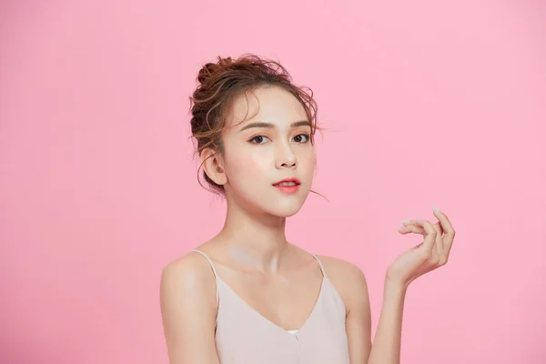 Крупный План Красивая Молодая Азиатка Лицо Изолированы Розовом Фоне — стоковое фото