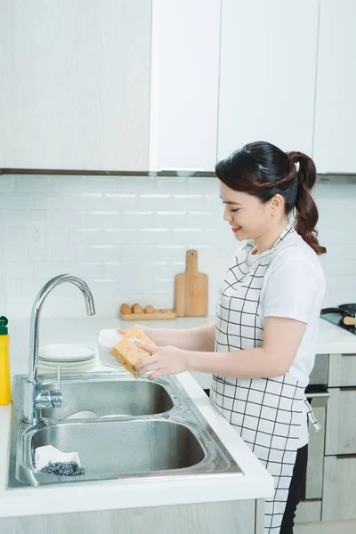 Gelukkig Jong Vrouw Wassen Afwas Keuken — Stockfoto