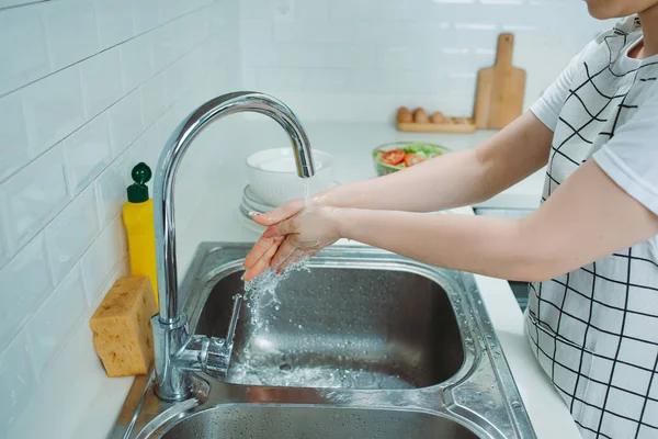 Atractiva Joven Está Lavando Platos Mientras Hace Limpieza Casa —  Fotos de Stock