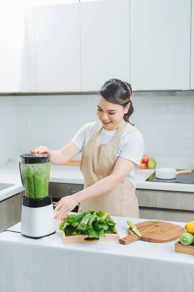 Batido Verduras Mujer Mezclando Batidos Verdes Con Licuadora Casa Cocina — Foto de Stock