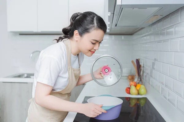 Jonge Vrouw Koken Keuken — Stockfoto