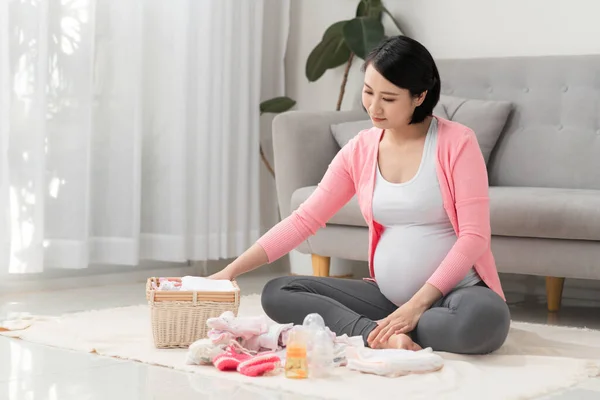 Hermosa Embarazada Asiático Mujer Embalaje Preparación Bebé Ropa Cesta Para — Foto de Stock