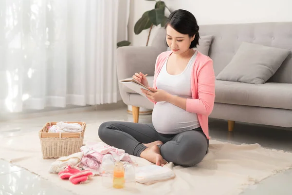 Alegre Embarazada Preparando Ropa Bebé Haciendo Una Lista Tareas Preparándose — Foto de Stock