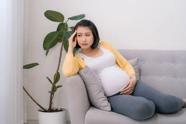 Esperanza Joven Mujer Embarazada Con Espacio Para Copiar Dolor Cabeza — Foto de Stock