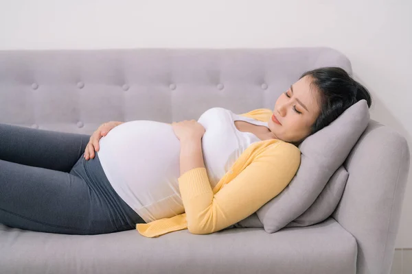 Mujer Embarazada Recibiendo Una Contracción Sala Estar Casa — Foto de Stock