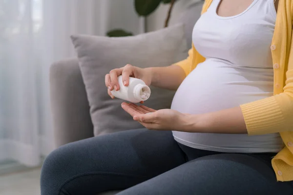 Mujer Embarazada Sosteniendo Frasco Plástico Con Pastillas Tomando Vitaminas Minerales — Foto de Stock