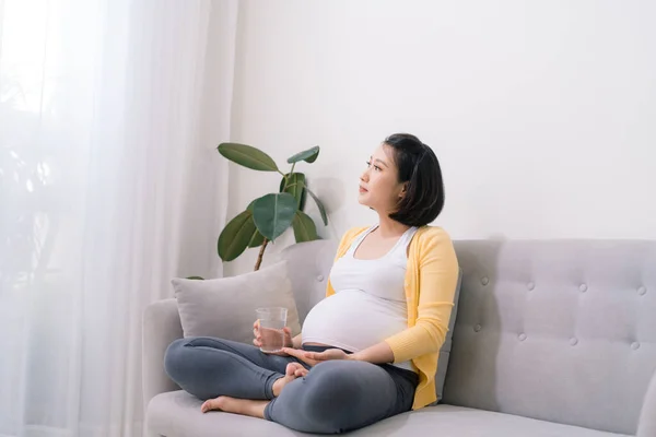 Vitaminas Para Embarazadas Mujer Embarazada Sosteniendo Montón Pastillas Vaso Agua — Foto de Stock