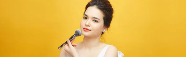 Hermosa Mujer Sosteniendo Maquillaje Cepillo Sobre Amarillo —  Fotos de Stock
