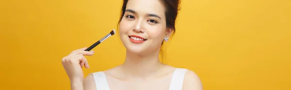 Mujer Aplicando Maquillaje Con Cepillo Aislado Procedimientos Belleza —  Fotos de Stock