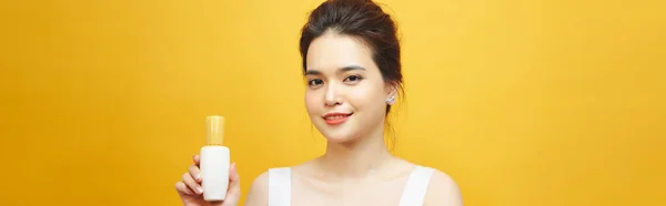 手に美容製品を示すアジアの若い女性 — ストック写真