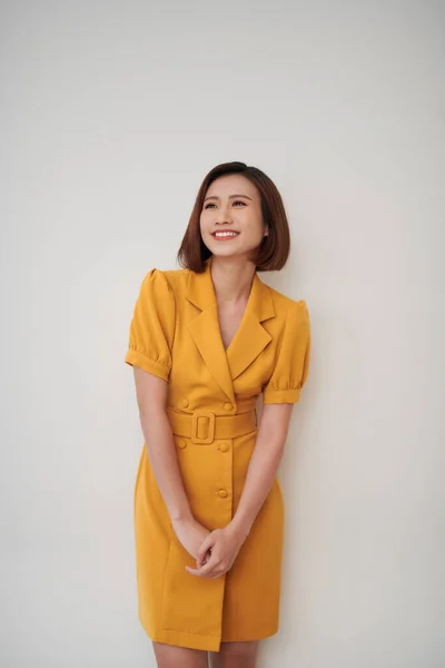Portrét Usměvavé Asijské Obchodní Žena Stojící Izolované Nad Bílým Pozadím — Stock fotografie
