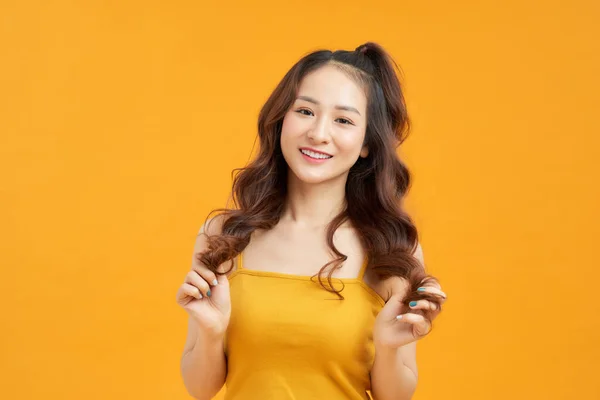 Retrato Feliz Jovem Asiático Mulher Sentindo Despreocupado Rindo Emoção Positiva — Fotografia de Stock