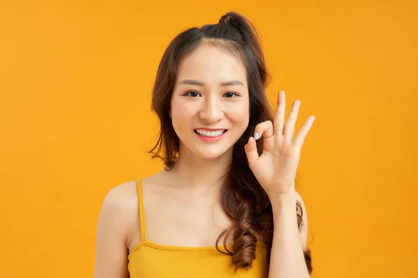 Πορτρέτο Ενός Χαμογελαστού Γυναίκα Δείχνει Σημάδι Δάχτυλα Που Απομονώνονται Ένα — Φωτογραφία Αρχείου