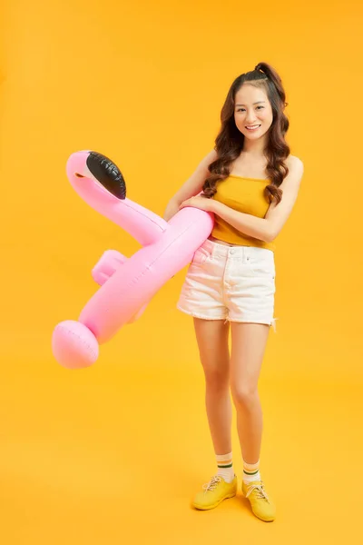 Jovem Mulher Asiática Feliz Vestir Roupas Casuais Posando Com Flamingo — Fotografia de Stock