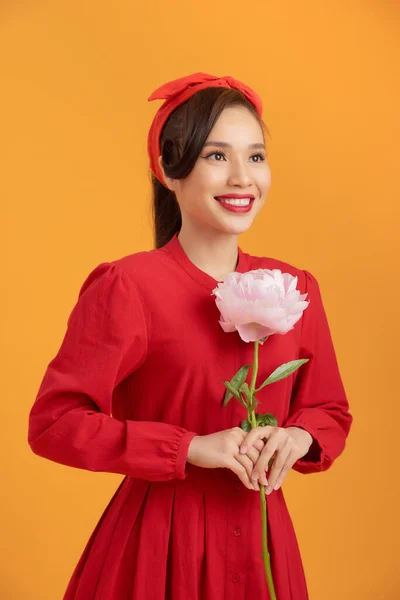 Cerca Joven Mujer Asiática Sosteniendo Peonía Flor Sobre Fondo Naranja — Foto de Stock