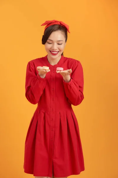 Linda Mujer Asiática Vestido Rojo Sosteniendo Macaron Sobre Fondo Naranja — Foto de Stock