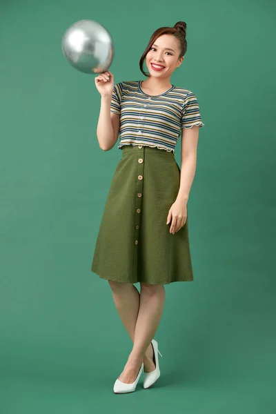 Красивая Молодая Женщина Солнечных Очках Воздушным Шаром Над Зеленым — стоковое фото