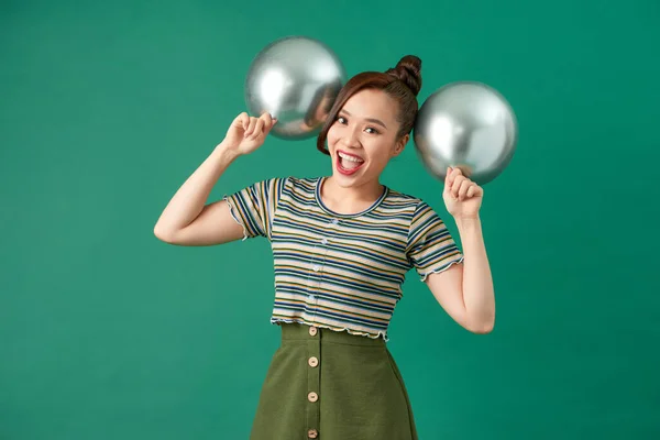 Щаслива Жінка Посмішкою Розважається Двома Срібними Кульками — стокове фото