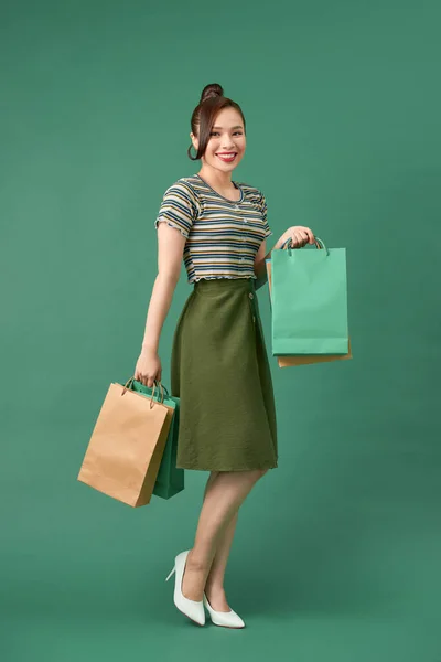 Vista Completa Alegre Mujer Moda Sosteniendo Bolsas Compras Sonriendo Sobre — Foto de Stock