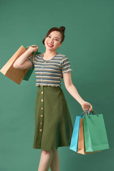 Κομψό Ασιατική Γυναίκα Χαμογελά Και Κρατώντας Τσάντες Ψώνια — Φωτογραφία Αρχείου
