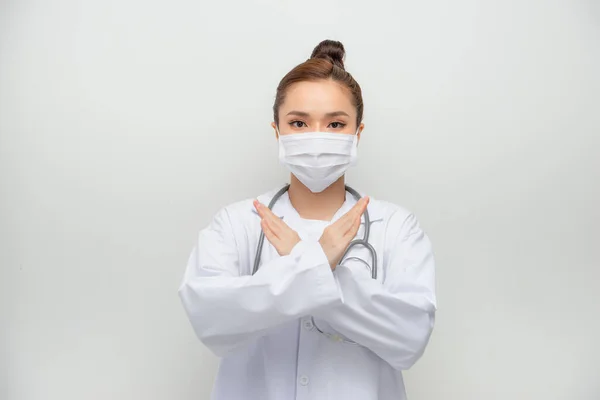 Vážně Vypadající Asijská Doktorka Lékařské Masce Bílý Kabát Zastavit Kříž — Stock fotografie