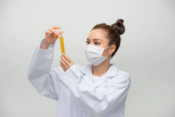 Žena Lékař Dělá Chemické Testy Laboratoři — Stock fotografie