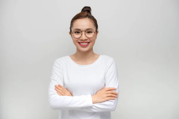 Mujer Joven Pie Sobre Fondo Blanco Aislado Cara Feliz Sonriendo —  Fotos de Stock