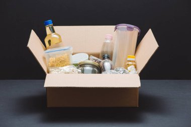 Bağış kutusunda yiyecek var..