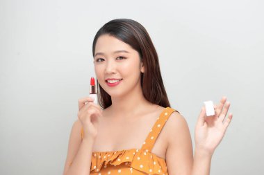 Elinde pembe ruj tutan muhteşem gülümseyen bir kadının portresi.. 