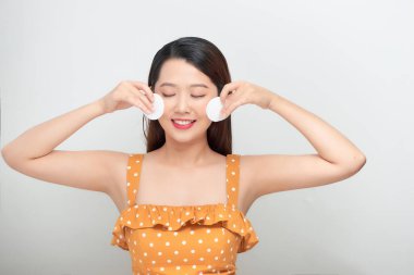 Pamuk yastıklı güzel bir kadın, beyaz tenli.