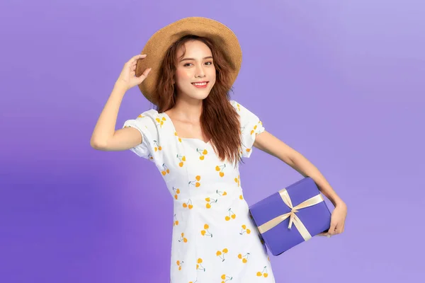 Retrato Uma Mulher Feliz Vestido Chapéu Verão Segurando Caixa Presente — Fotografia de Stock