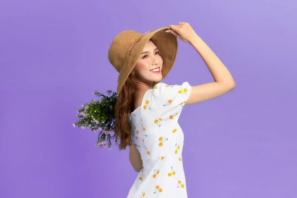 女の子で帽子と花のドレスポーズで花束 — ストック写真