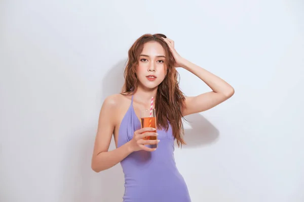 Lächelndes Hübsches Mädchen Minikleid Trinkt Cocktail Isoliert Über Weißem Hintergrund — Stockfoto