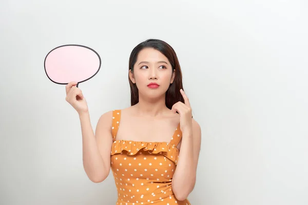 Funny Girl Sosteniendo Burbuja Del Discurso Mujer Con Tablero Anuncios — Foto de Stock