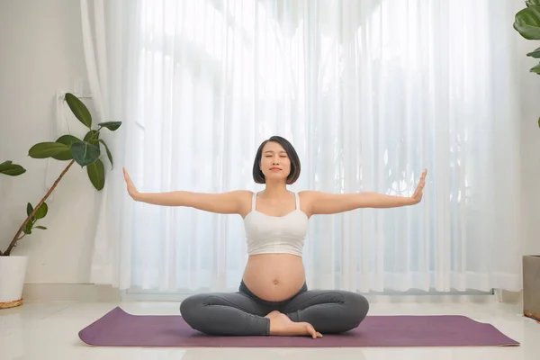 Schwangere Glücklich Fitness Person Genießt Yoga Praxis Hause — Stockfoto