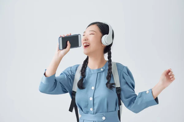 Femme Asiatique Excitée Posant Isolée Sur Fond Blanc Écoutant Musique — Photo