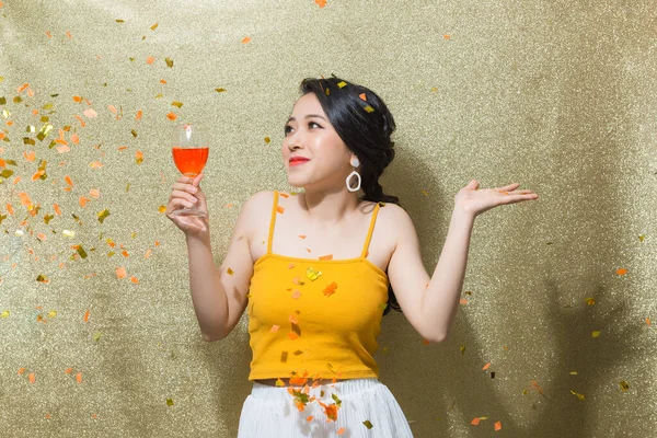 Красивая Молодая Женщина Конфетти Празднование Бокалом Шампанского Золотом Фоне — стоковое фото